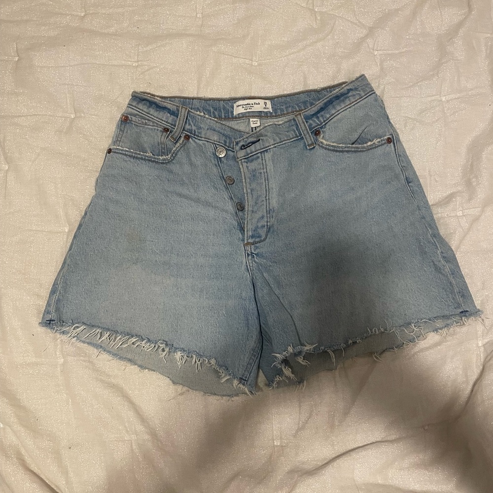 ABERCROMBIE AND FITCH HIGH RISE CURVE LOVE CROSSOVER DAD SHORT 5 INCH INSEAM